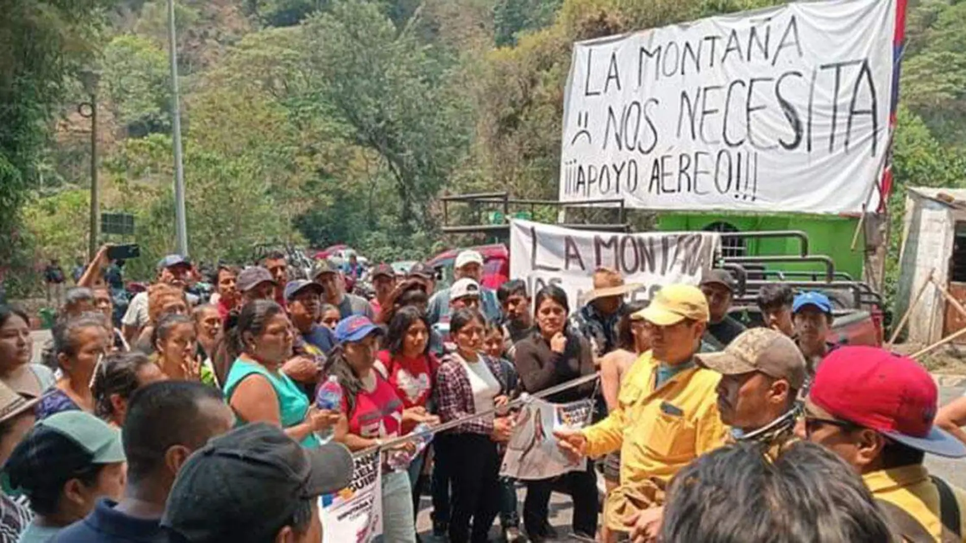 habitantes de Cosautlán e Ixhuacán de los Reyes bloquearon carreteras para exigir atención a los incendios forestales